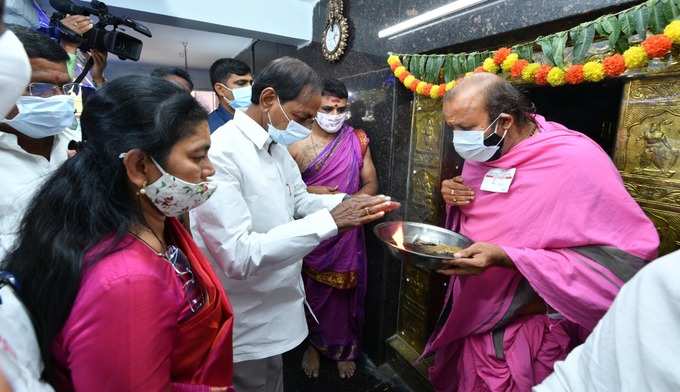 వాసాలమర్రిలో కేసీఆర్, ప్రజలతో సహపంక్తి భోజనం.. ఆప్యాయ పలకరింపు