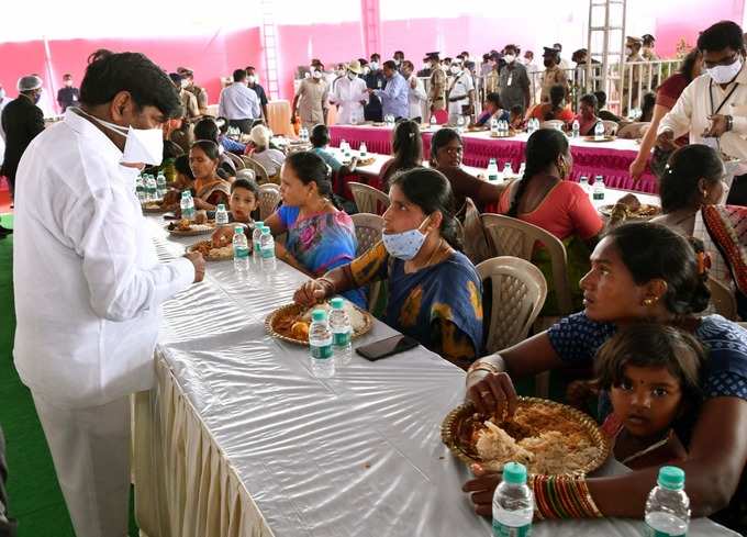 వాసాలమర్రిలో కేసీఆర్, ప్రజలతో సహపంక్తి భోజనం.. ఆప్యాయ పలకరింపు