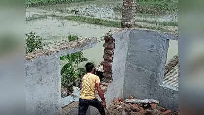 Bihar Flood: गंडक के कहर से परेशान परिवार, अपने ही हाथों से घर तोड़ने को हुआ मजबूर, देखिए VIDEO