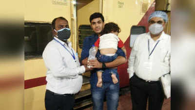 Dhanbad News: रेलवे अधिकारियों ने पेश की मिसाल, चलती ट्रेन में भूख से तड़प रहे बच्चे को देर रात पहुंचाया दूध
