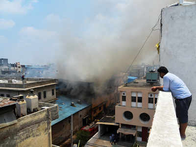 Delhi Fire: 36 घंटे बाद भी अपनों की खबर नहीं मिलने से परिजन परेशान