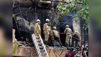 Udyog Nagar Fire: भभकती गर्मी और मलबे के बीच लापता लोगों की तलाश अधूरी, एक अधजला शव मिला