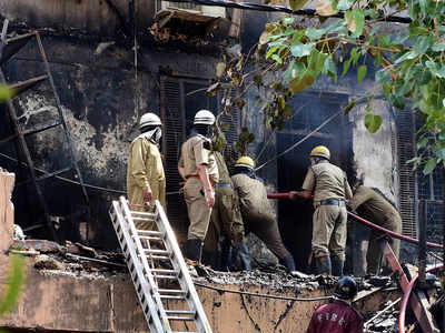 Udyog Nagar Fire: भभकती गर्मी और मलबे के बीच लापता लोगों की तलाश अधूरी, एक अधजला शव मिला