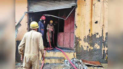 दिल्लीः कब तक चलता रहेगा सर्च ऑपरेशन... आग लगने के 60 घंटे बाद भी अपनों की तलाश जारी