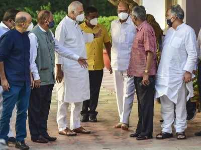 पवारांच्या घरी राष्ट्रमंचची बैठक; शिवसेना म्हणते विरोधी पक्ष कुठे आहे?