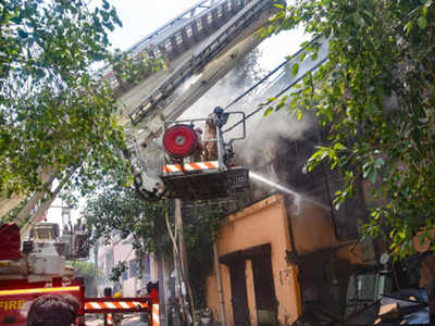 Delhi Fire News: गोदाम के पिछले हिस्से में शॉर्ट सर्किट के बाद लगी थी आग