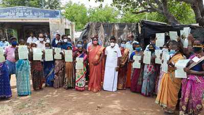 கிராம மக்களை நெகிழ வைத்த கலெக்டர்;                                          வீடு தேடி வந்து கோரிக்கை நிறைவேற்றம்!