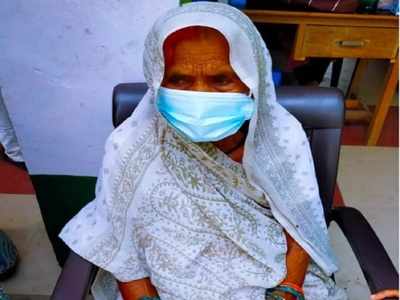 Kasganj vaccination news: पहले डरकर भागे, जब 96 साल की दादी ने टीका लगवाया तो पूरा गांव आया आगे