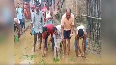 Chatra News: चतरा में सांसद-विधायक पर फूटा ग्रामीणों का गुस्सा, जर्जर सड़क पर रोप दी धान की फसल