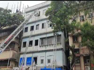 Mumbai Building Collapse: मुंबई में बिल्डिंग का हिस्सा गिरा, सभी लोगों को रेस्क्यू किया गया
