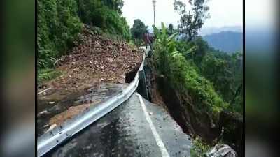 কার্শিয়ঙে ধস, বিচ্ছিন্ন দার্জিলিং-শিলিগুড়ি যোগাযোগ