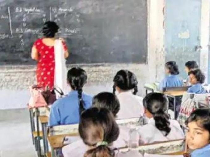 7. प्राथमिक विद्यालयों में शिक्षकों के 50 फीसदी सीटें रिजर्व