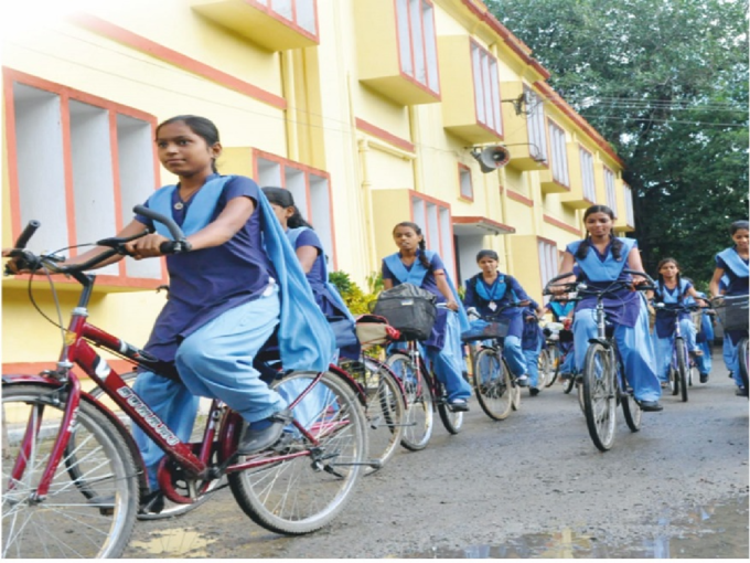 10. नीतीश कुमार ने बेटियों के लिए लागू की साइकिल योजना