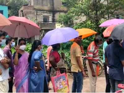 রাত থেকে লাইনে দাঁড়িয়েও ভ্যাকসিন অমিল, কোলাঘাটে ধুন্ধুমার