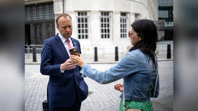 ब्रिटेन के स्वास्थ्य मंत्री Matt Hancock के अफेयर पर बवाल, सामने आई किस करते हुए तस्वीर, इस्तीफे की मांग