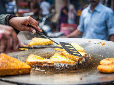 दिल्ली के वो फेमस स्ट्रीट फूड, जहां बड़ी-बड़ी हस्तियां भी लेने आती हैं इनका स्वाद