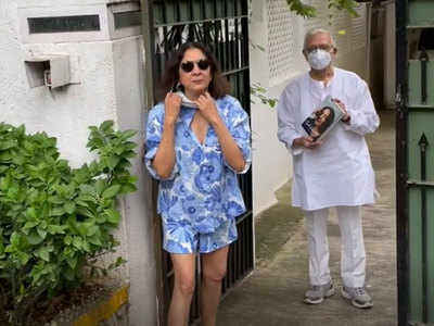 VIDEO: शॉर्ट्स पहनकर गुलजार से मिलने पहुंचीं नीना गुप्ता, बुरी तरह किया गया ट्रोल