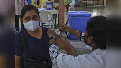 दिल्ली में एक दिन में रेकॉर्ड 2 लाख से ज्यादा वैक्सीनेशन, 10 से 15 मिनट में ही खत्म हो जा रहे टोकन