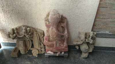 Mathura News: मकान की खुदाई में निकलीं 10 वीं शताब्दी की तीन पाषाण मूर्तियां