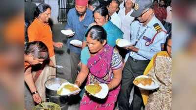 লকডাউনে খাবার জুগিয়েই ঘুরে দাঁড়ানোর যুদ্ধ