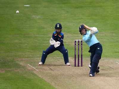 नहीं चली भारतीय बल्लेबाजी, ब्यूमोंट और साइवर ने दिलाई इंग्लिश महिलाओं को आसान जीत