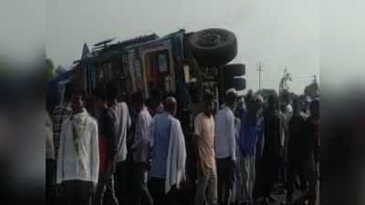 दोन ट्रकच्या विचित्र अपघातात बाईक चेंगरली, दुचाकीस्वाराचा जागीच मृत्यू