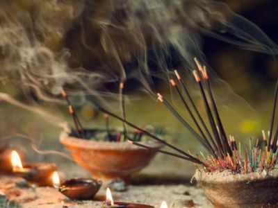 Incense stick Health benefits: कीटाणुओं को नष्ट करने से लेकर मन को शांत रखने तक, अगरबत्ती जलाने से मिलते हैं इतने सारे फायदे