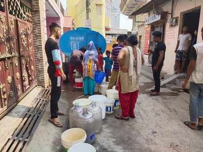 गाजियाबाद की घूकना कॉलोनी में 17 दिन से नहीं मिल पा रहा पीने का पानी, लोगों ने दी चेतावनी