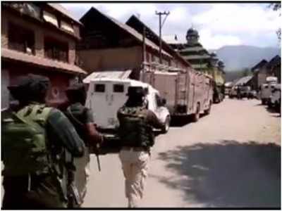 Kulgam Encounter: जम्मू-कश्मीर के कुलगाम में एनकाउंटर, दो आतंकवादी ढेर, एक ने क‍िया सरेंडर
