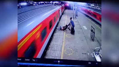  Borivali station: चलती ट्रेन से उतरने वक्त प्लैटफॉर्म पर गिरा शख्स, देखिए RPF के जवान ने कैसे बचाई जान