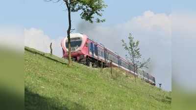 Trains in kashmir: आज से चल पड़ी कश्मीर में ट्रेन, व्‍यापारियों और टूरिस्‍टों को होगा बड़ा फायदा