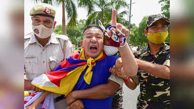 चीनी दूतावास जाने की कोशिश कर रहे कई तिब्बतियों को पुलिस ने दोड़-दौड़ कर पकड़ा