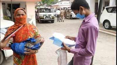 Gazipur: मरी मुर्गी लेकर महिला पहुंची SP ऑफिस, पड़ोसी पर जहर देकर मारने का शक