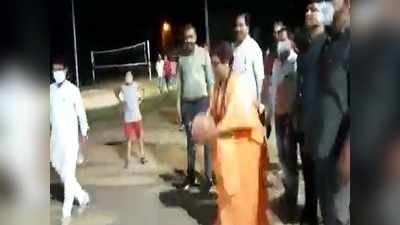 MP News: साध्वी प्रज्ञा ठाकुर ने खेला बास्केटबॉल, कांग्रेस ने कसा तंज- अभीतक व्हील चेयर पर ही देखा, भगवान हमेशा उन्हें स्वस्थ रखे
