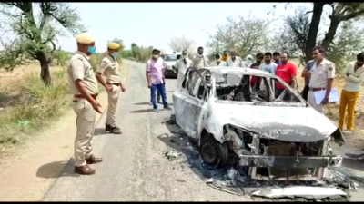 Alwar news : कार में जिंदा जला मिला युवक , हत्या की जताई जा रही है आशंका , पुलिस जुटी जांच में