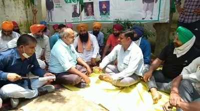 Shahjahanpur News: शाहजहांपुर में बिजली कटौती से नाराज किसानों ने अधिकारियों को धूप में बैठाया