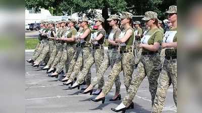 यूक्रेन में हाई हील पहन परेड क्यों कर रहीं महिला सैनिक? तस्वीरें देख लोगों का फूटा गुस्सा