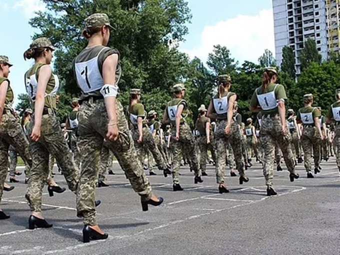 महिला सैनिकों की तस्वीरें देख भड़के यूक्रेनी लोग