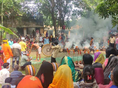 Varanasi News: महामारी पर अंधविश्वास भारी! कोरोना के खात्मे के लिए कड़ाह पूजा का आयोजन, उड़ी कोरोना नियमों की धज्जियां