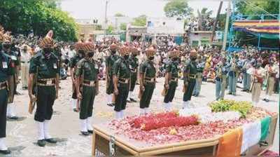 ವಿಜಯಪುರ: ಮಣ್ಣಲ್ಲಿ ಮಣ್ಣಾದ ಭಾರತಾಂಬೆಯ ಹೆಮ್ಮೆಯ ಪುತ್ರ, ಮಗನನ್ನೂ ಸೇನೆಗೆ ಸೇರಿಸುತ್ತೇನೆ ಎಂದ ಹುತಾತ್ಮನ ಪತ್ನಿ!