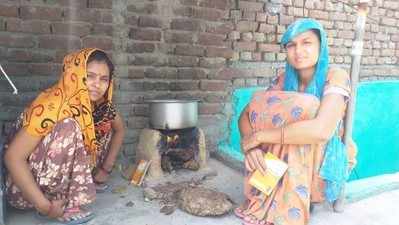 Mathura News : उज्ज्वला लाभार्थियों पर महंगाई की मार, चूल्हे पर खाना बनाने को मजबूर महिलाएं