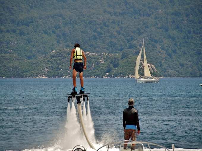 फ्लाईबोर्डिंग - Flyboarding in Hindi