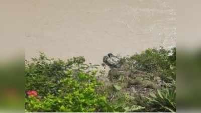 Uttarakhand news: अलकनंदा नदी में गिरी कार, 4 बचाए गए... कुछ के अभी भी फंसे होने की आशंका