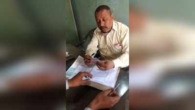 UP में रिश्वत लेते ग्राम विकास अधिकारी का वीडियो वायरल, निलंबित हुआ