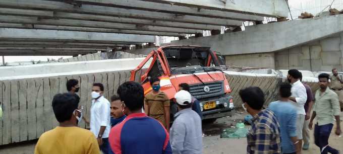 అనకాపల్లిలో కుప్పకూలిన బ్రిడ్జి సైడ్ పిల్లర్