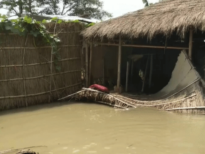 ​घरों में घुस रहा है बाढ़ का पानी