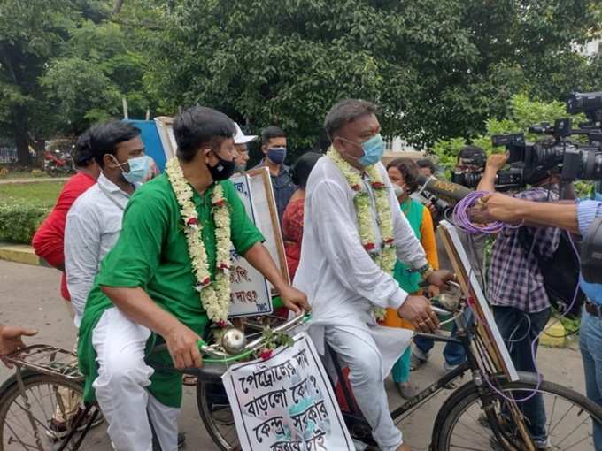 সাইকেলে চেপে বিধানসভায় এলেন মন্ত্রী