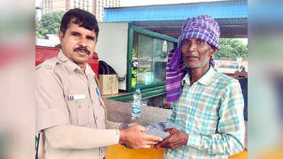 मजदूर का 1 लाख रुपए से भरा बैग लौटाने वाले सिपाही को पुलिस कमिश्नर ने किया सम्मानित