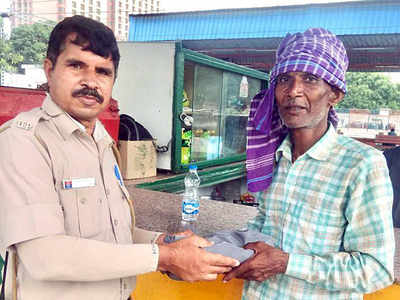 मजदूर का 1 लाख रुपए से भरा बैग लौटाने वाले सिपाही को पुलिस कमिश्नर ने किया सम्मानित