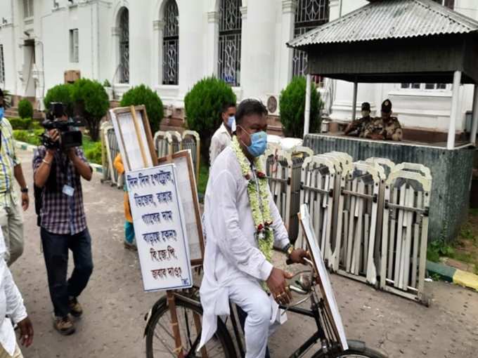 সাইকেলে চেপে বিধানসভায় এলেন মন্ত্রী